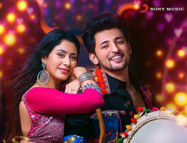 Warina Hussain Sets the dance floor on fire with the Garba anthem, “Dhol Bajaa” along with Darshan Raval