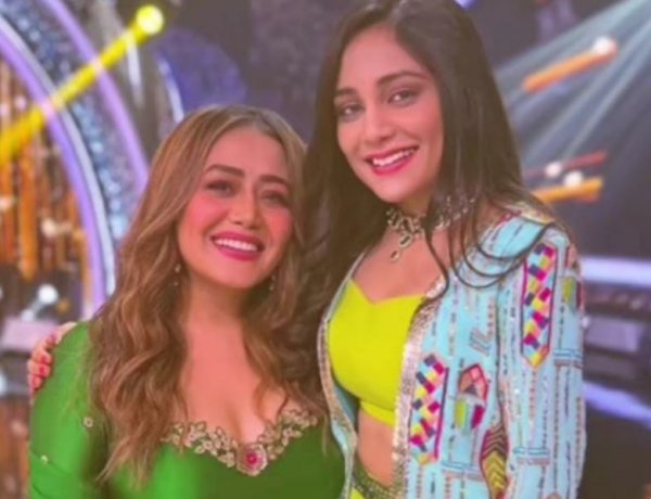 Kavya limaye bonds with her idol Neha Kakkar on set