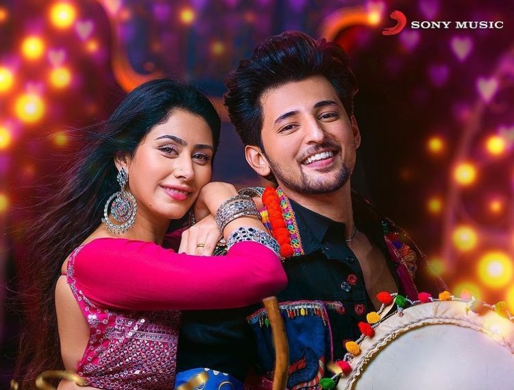 Warina Hussain Sets the dance floor on fire with the Garba anthem, “Dhol Bajaa” along with Darshan Raval