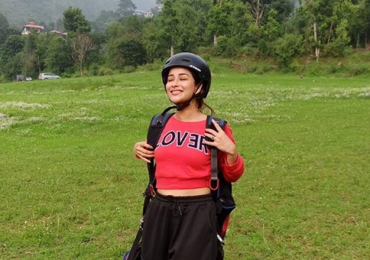 Nyrraa M Banerji recently tried paragliding in Himachal