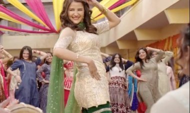 Sunidhi Chauhan wave with the song 'Masti Gad Gad'  from 'Pyaar Hai Toh Hai'