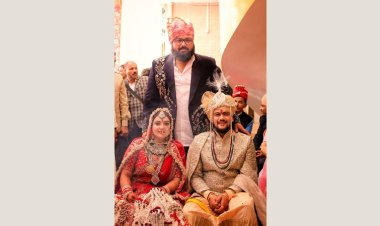 Famous singer Hansraj Raghuwanshi ties the knot with old friend Komal Saklani; Mahant Gaurav Sharma shared pics