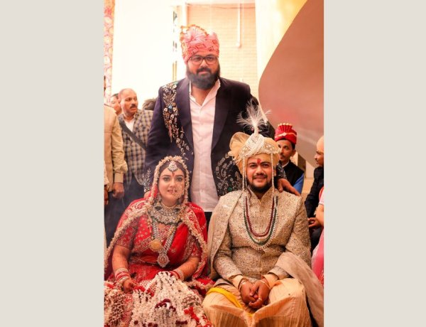 Famous singer Hansraj Raghuwanshi ties the knot with old friend Komal Saklani; Mahant Gaurav Sharma shared pics