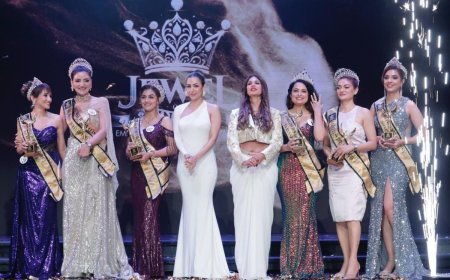 Malaika Arora and Narifirst Aikta Sharma present the Jewel of India Trophy to Dr. Rupinder kaur Khera & Eesha Agrawal