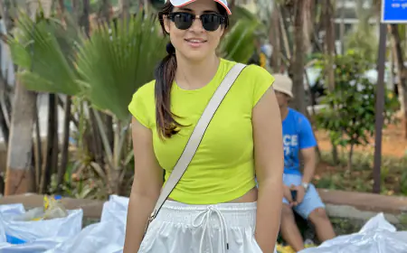 Actress Simple Kaul took part in a beach cleaning campaign in Bandra
