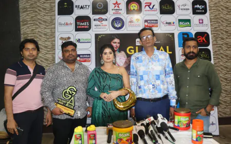 Actress Bhagyashree honoured Rajinder Kumar Fazilka of Devbhoomi with Global Glory Award