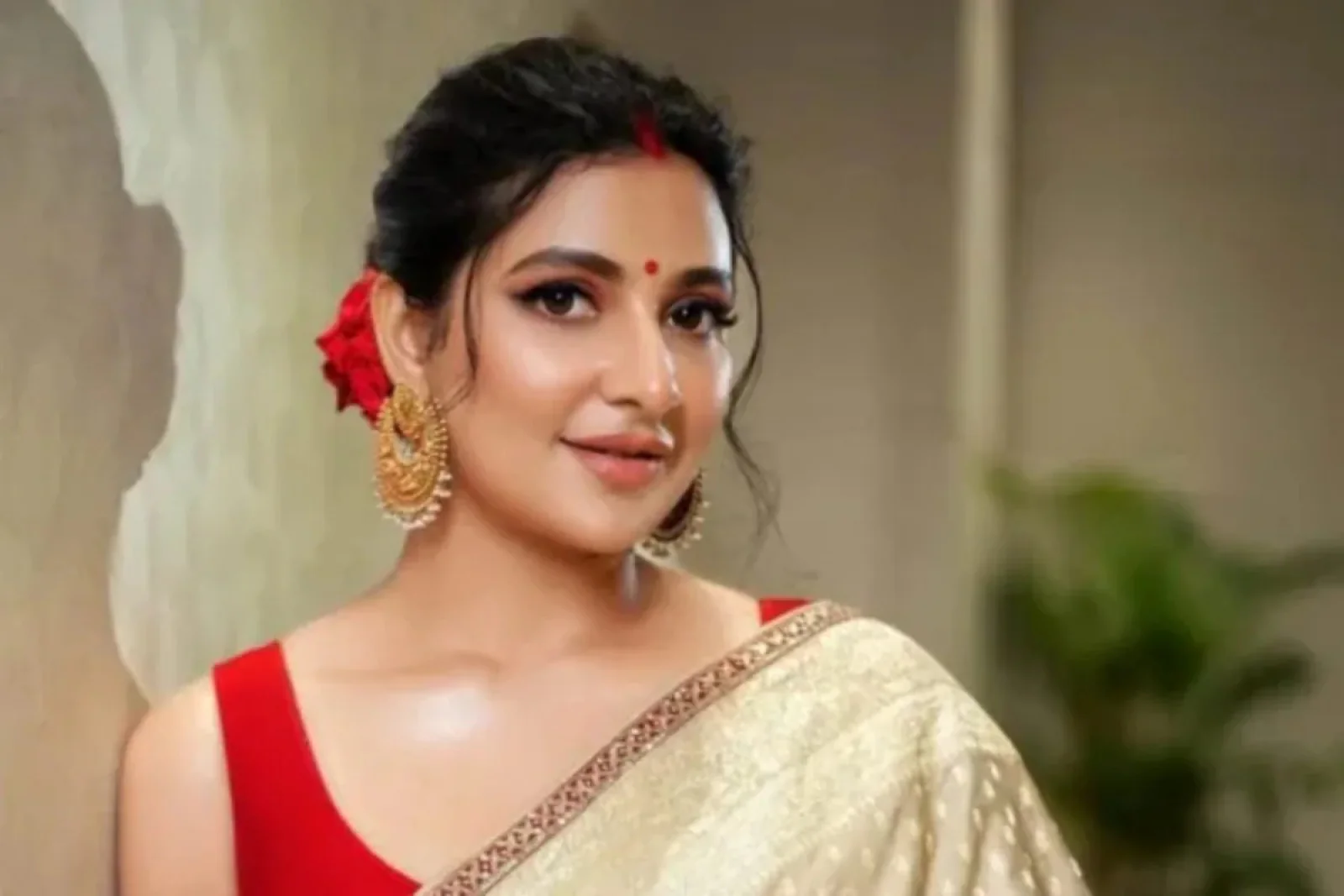  Stranded in Dubai With Son Amid Rising Tensions