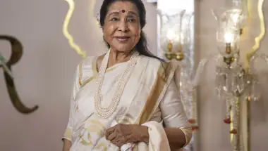 Asha Bhosle Breathes Her Last in Mumbai Hospital, Fans Across World Mourn