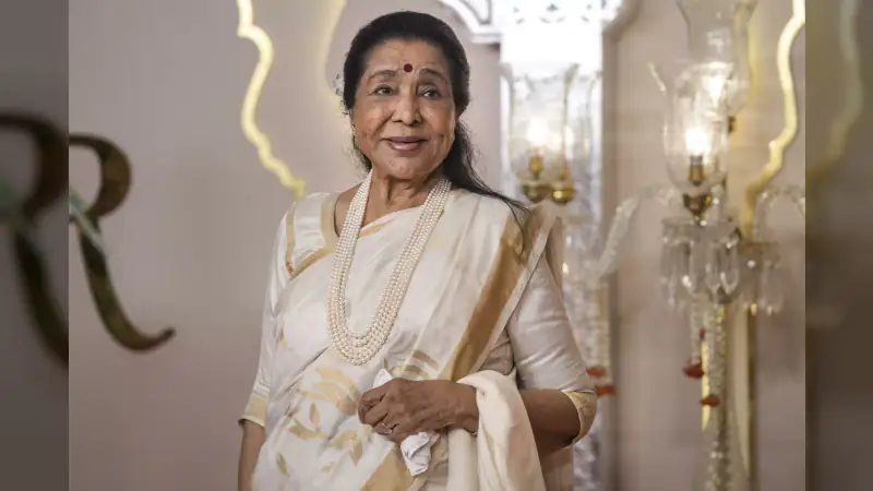 Asha Bhosle Breathes Her Last in Mumbai Hospital, Fans Across World Mourn