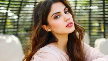 Actress Rhea Chakraborty Decides to Reconnect With Real Life Away From Social Media