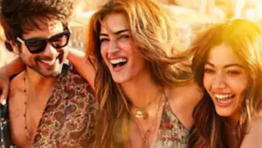 Rashmika Mandanna and Kriti Sanon’s Chilli Challenge Goes Viral During ‘Cocktail 2’ Promotions