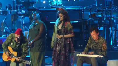 Zanai Bhosle Breaks Down on Stage During Emotional Tribute to Asha Bhosle at Gorillaz Concert