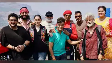 Ajay Devgn, Riteish Deshmukh and Ravi Kishan Turn Kids at Amusement Park During 'Dhamaal 4' Promotions