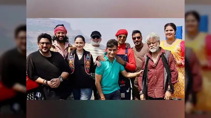 Ajay Devgn, Riteish Deshmukh and Ravi Kishan Turn Kids at Amusement Park During 'Dhamaal 4' Promotions