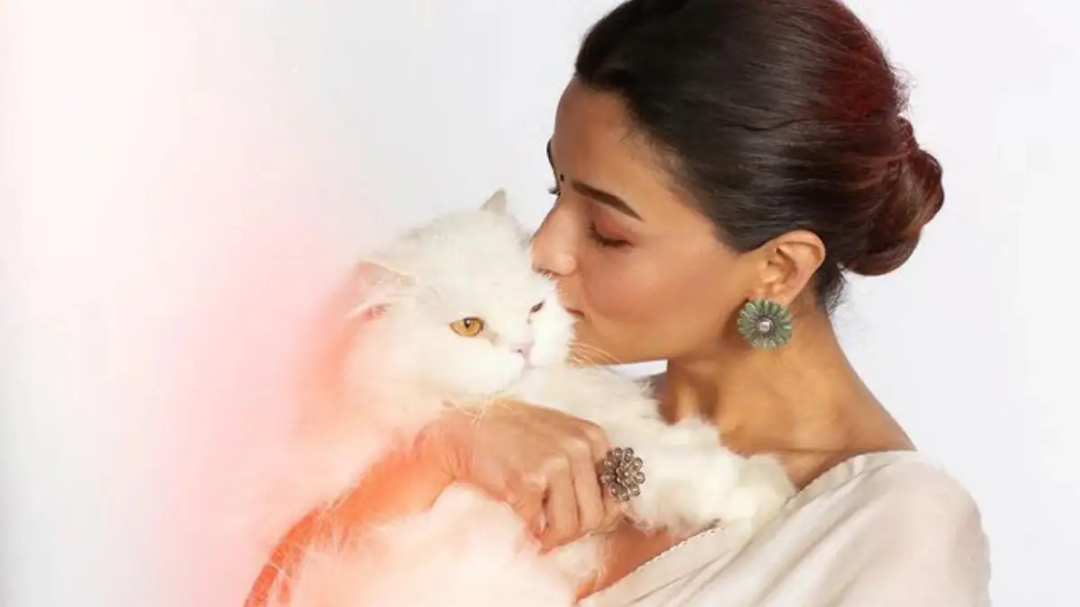 Day With Adorable Photos of Her Pet Edward