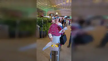 Kajol Cuts Birthday Cake with Paps at Mumbai Airport