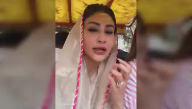 Mouni Roy Offers Prayers at Kashi Vishwanath in Sawan