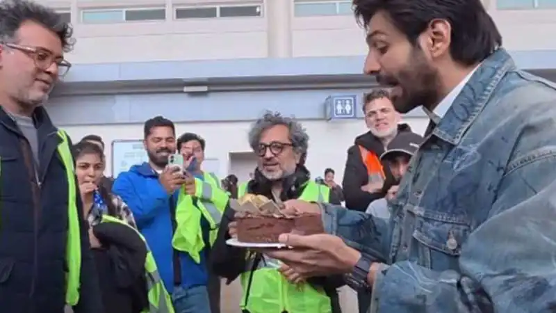 Kartik Aaryan Celebrates National Award on Captain India Set