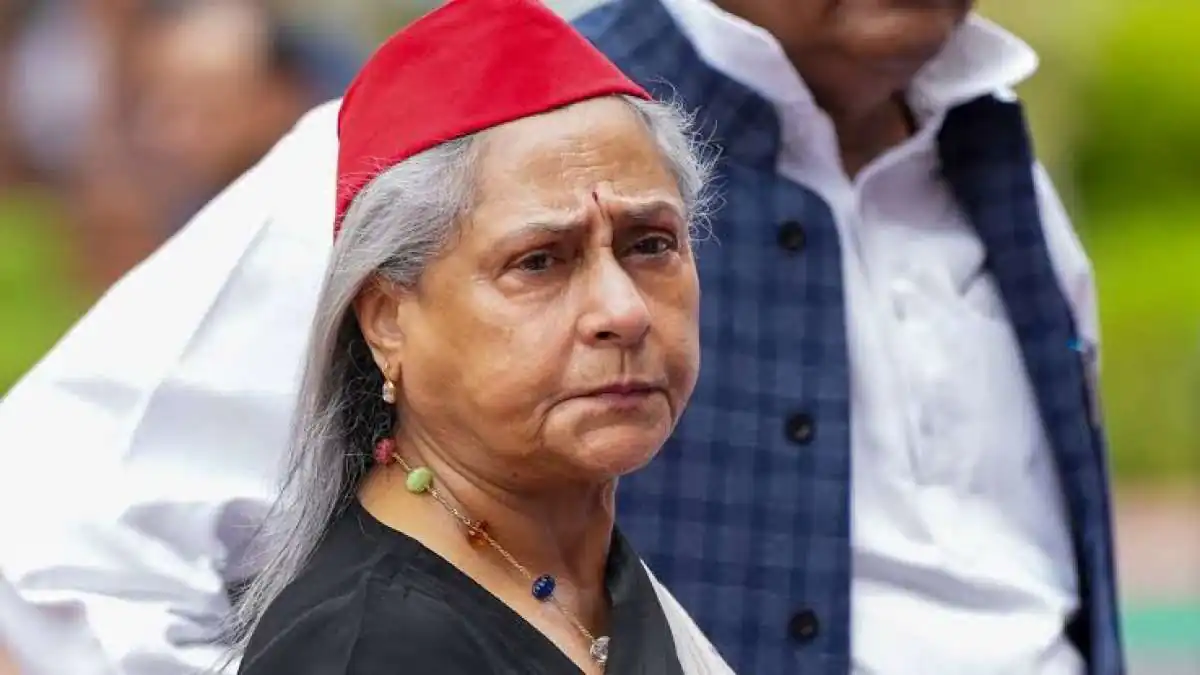 Jaya Bachchan Pushes Away Reporter's Mic at Opposition March in Delhi; Viral Clip Divides Social Media