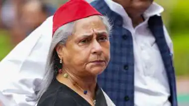 Jaya Bachchan Pushes Away Reporter's Mic at Opposition March in Delhi; Viral Clip Divides Social Media