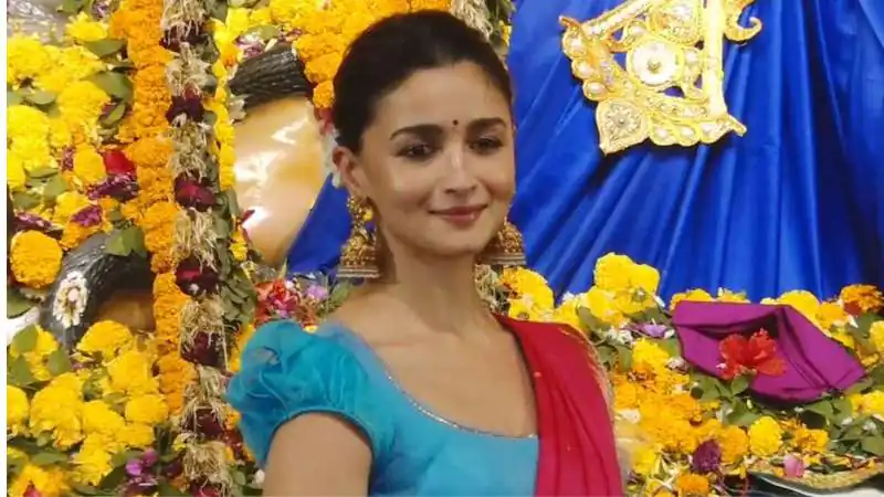 Alia Bhatt Durga Puja Look Viral: Namaste Moment Wins Hearts